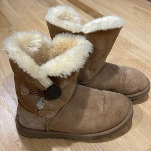 Bailey Button Chestnut Uggs